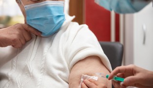 "The Sun": Pierwsza dawka szczepionki daje 64-65 proc. ochrony przed zachorowaniem