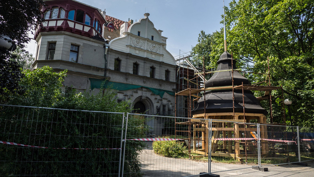 Willa Richtera zniszczona w ubiegłorocznym pożarze powstaje jak Feniks z popiołów. Będzie piękniejsza niż kiedykolwiek i bardzo bliska oryginałowi z 1904 roku. Na dach wróci dachówka, a na odsłonięty świetlik nad klatką schodową witraż ze szkła kobaltowego. Tegoroczny Gaudeamus zabrzmi już w odbudowanym rektoracie Politechniki Łódzkiej.