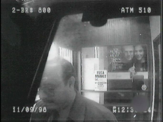 Ruffo przy bankomacie w listopadzie 1998 r., obraz z monitoringu