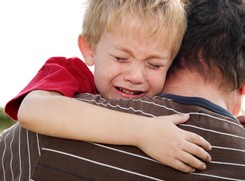 Rodzice nie powinni lekceważyć lęku dziecka przed burzą