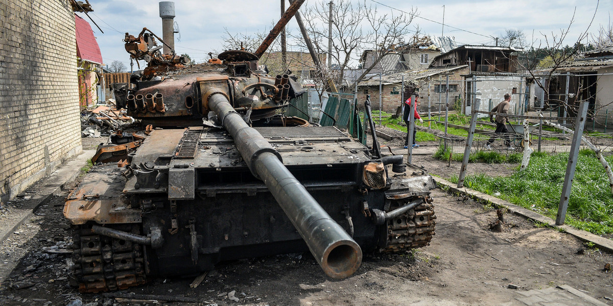 Resztki rosyjskiego czołgu na prywatnej posesji w miejscowości Hostomel. 25 kwietnia 2022 r. 