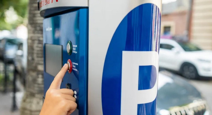 Na części parkomatów pojawiły się nieautoryzowane naklejki z kodami QR. Urzędnicy apelują o ostrożność.