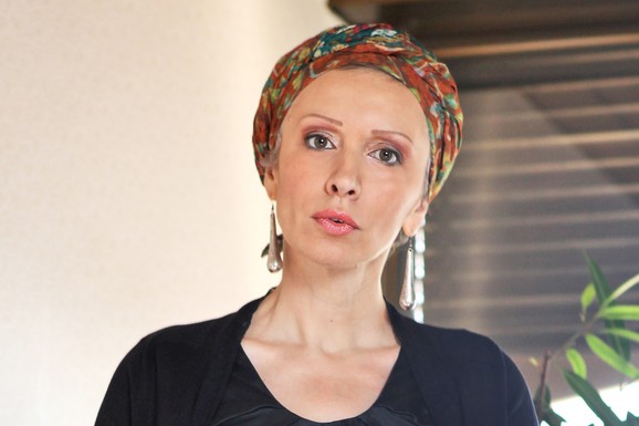 Naša poznata voditeljka je sa 28 GODINA DOBILA RAK DOJKE, PA I TUMOR MOZGA - Njena borba inspirisala je sve, iskreno pričala: "Išla sam u grad ćelava, ti pogledi"