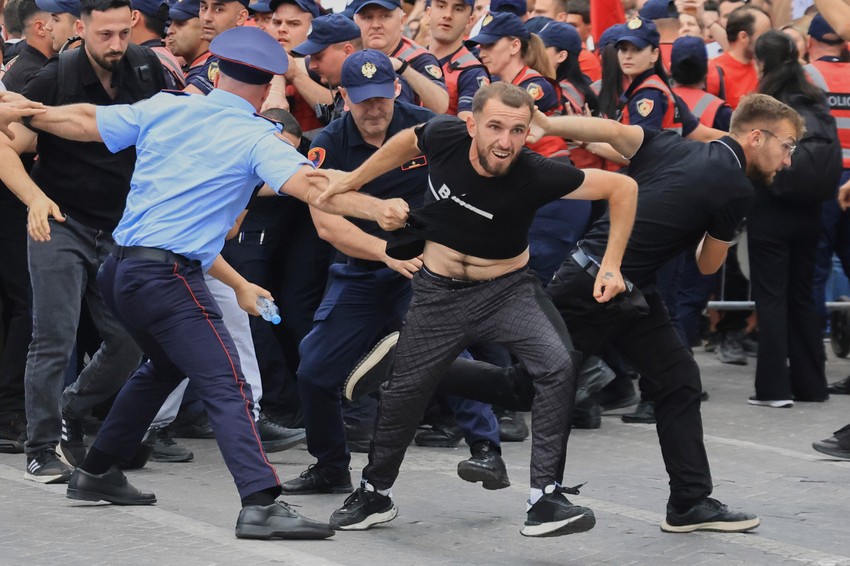 Protest u Tirani, Albanija, 3. juna zbog izgradnje odmarališta