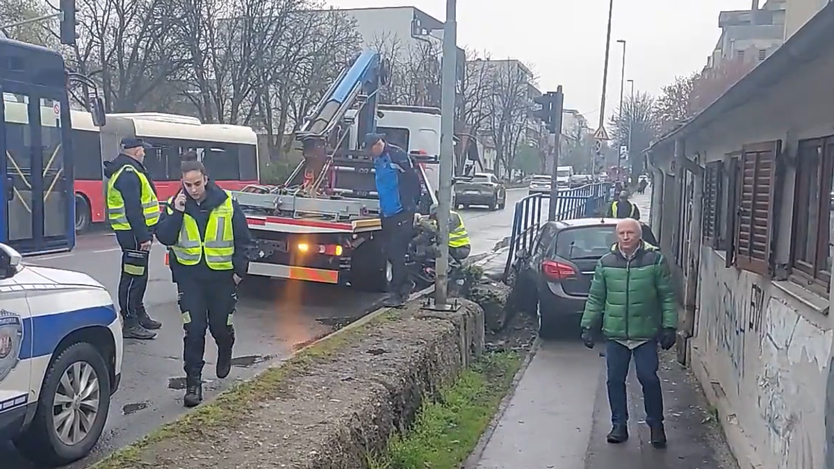 (VIDEO) UDES U ZEMUNU Vozilo od siline udara odletelo na trotoar: Počinilac pobegao sa lica mesta