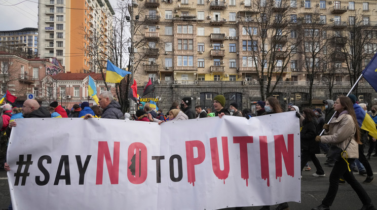 Az orosz fenyegetés ellen tüntetnek Kijevben/Fotó: MTI/AP/Efrem Lukackij