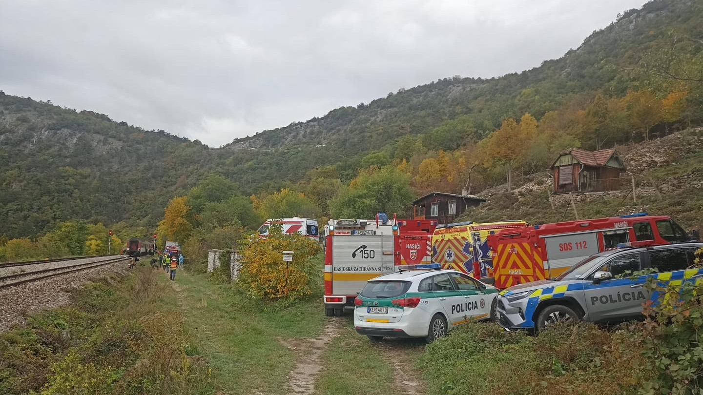 Pred tunelom v obci Jablonov nad Turňou došlo k zrážke dvoch rýchlikov.