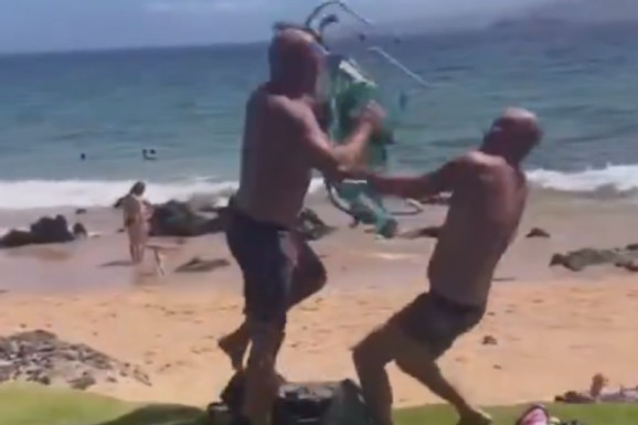 (VIDEO) POZNATI POLITIČAR SE POTUKAO S LJUDIMA NA PLAŽI! Skandal neviđenih razmera: Tražili mu da smanji muziku, on pretio da će PUCATI U ŽENU, udarali se i STOLICAMA