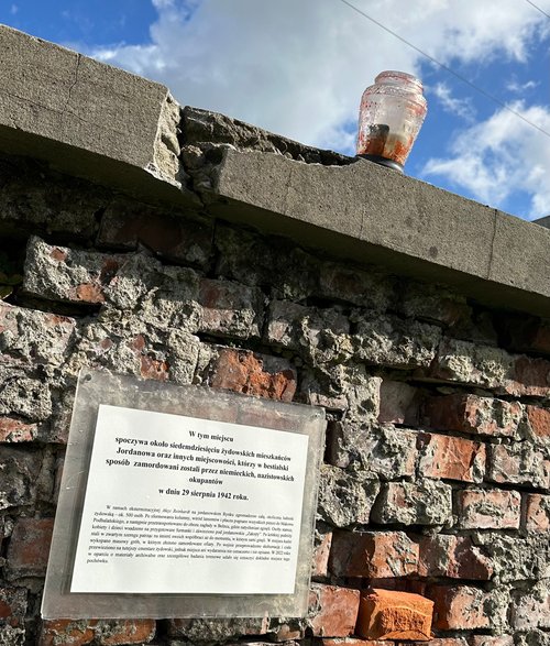 Tabliczka zamieszczona przez mieszkańców ku pamięci masowej egzekucji 72 Żydów w sierpniu 1942 r.