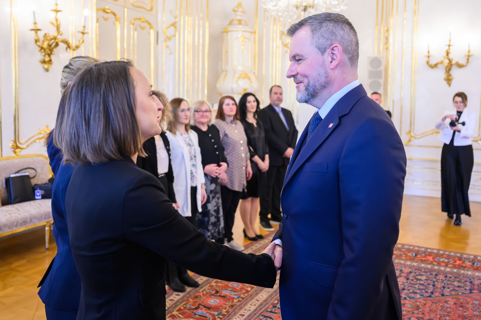 Prezident SR Peter Pellegrini a zakladateľka OZ Skutočné obete Lenka Straková počas prijatia rodín a priateľov obetí pandémie COVID-19 v Prezidentskom paláci.