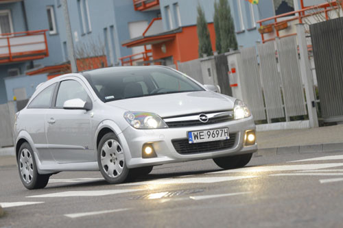 Opel Astra GTC - Dach ładny, niepraktyczny
