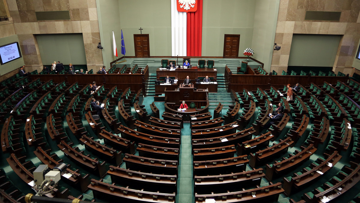 Posłowie w Sejmie zagłosowali przeciwko postawieniu czterech z pięciu członków Krajowej Rady Radiofonii i Telewizji przed Trybunałem Stanu. Krajowa Rada miałaby odpowiadać za dyskryminację TV Trwam w procesie koncesyjnym.