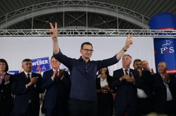 Morawiecki otworzył "teczkę Tuska": Jest w niej wszystko, o czym oni chcieliby zapomnieć