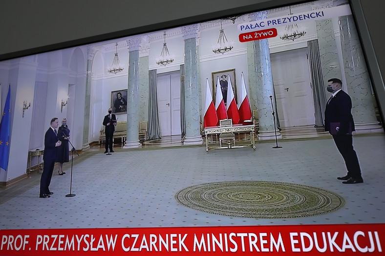Przemysław Czarnek został ministrem w czasach epidemii – nie było zwyczajowego składania gratulacji przez wielu zaproszonych gości, mogli oni oglądać transmisję z uroczystości w pałacu prezydenckim – Paweł Supernak / PAP