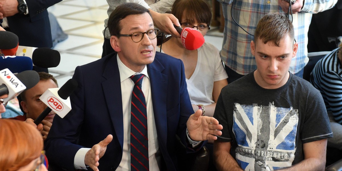 Mateusz Morawiecki rozmawia z protestującymi