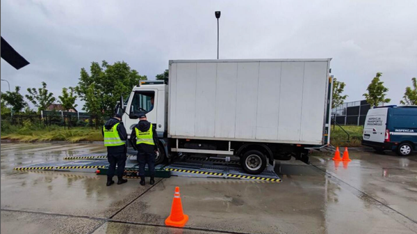Inspekcja Transportu Drogowego ma na terenie Małopolski kilkanaście specjalnie przygotowanych stanowisk, na których inspektorzy kontrolują wagę i wymiary ciężarówek.