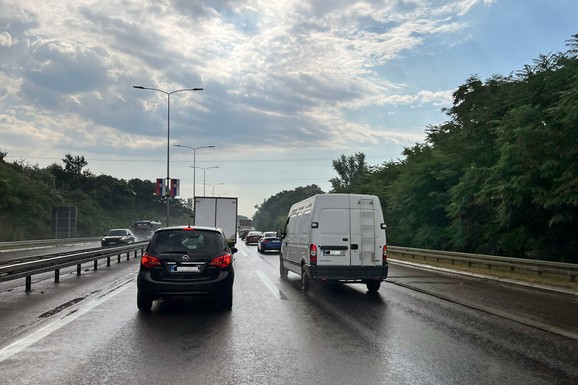 "HVALA TI ŠTO SI ISPAO KRETEN, IMAŠ OBRAZ KAO ĐON" Balkanac stao da pomogne nepoznatom čoveku na auto-putu pa gorko zažalio: Sad ga javno proziva