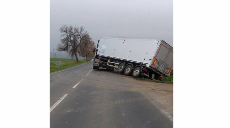 Árokba csúszott egy kukoricát szállító kamion /Fotó: Police