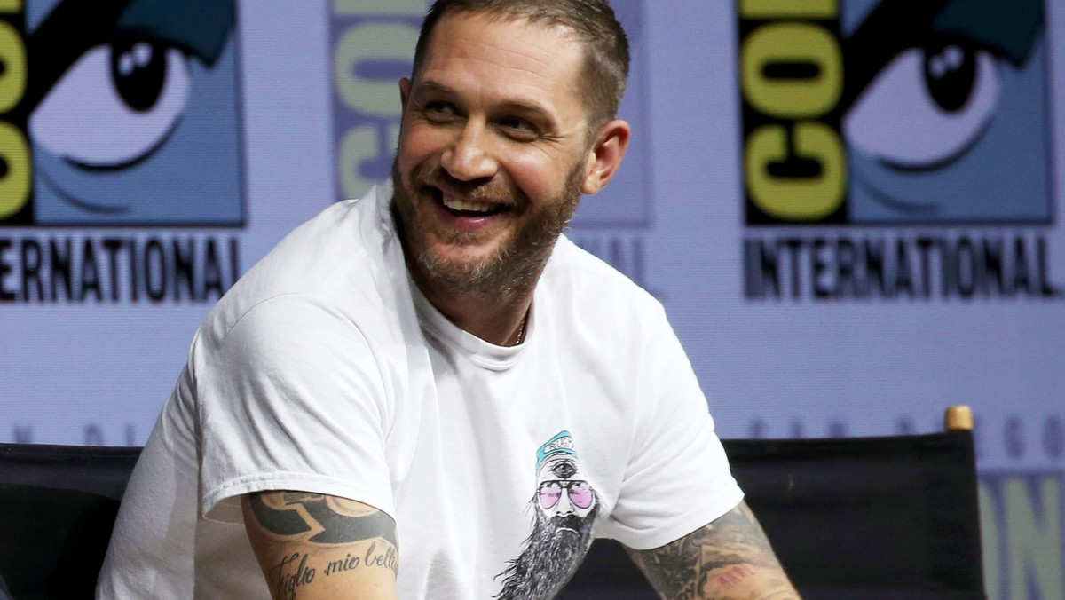 Tom Hardy nie ma zamiaru zwolnić tempa. W październiku na ekranach kin pojawi się film "Venom" z udziałem aktora. A już pod koniec roku będzie można go podziwiać jako słynnego mafioza Ala Capone w produkcji "Fonzo". W sieci pojawiło się pierwsze zdjęcie aktora w pełnej charakteryzacji.