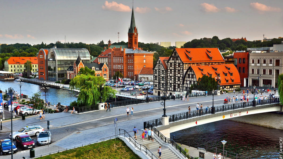 Bydgoszcz jest unikatowa. Idealnie łączy zalety dużego miasta z kameralnym kolorytem. Zaczerpnięcie tutejszej wielkomiejskiej atmosfery jest ciekawą opcją na jesienny city break. To urzekające miasto harmonii i równowagi, pełne zaskakujących tajemnic, w którym w atrakcyjny sposób spędzić można weekend albo zostać na dłuższy urlop.