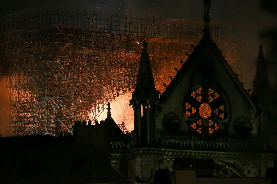 Zdjęcia płonącej katedry Notre Dame obiegły świat. 