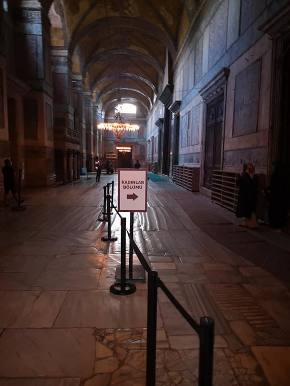 Hagia Sophia, przejście z napisem: "tylko dla kobiet".