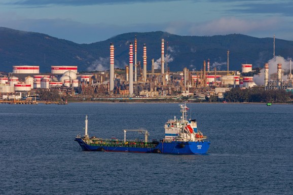 Pala je "stotka": Naftom iz zaliva već se trguje po ceni od 100 dolara za barel