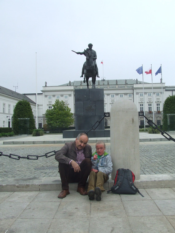 Jakub Owsianka z synem pod Pałacem Prezydenckim