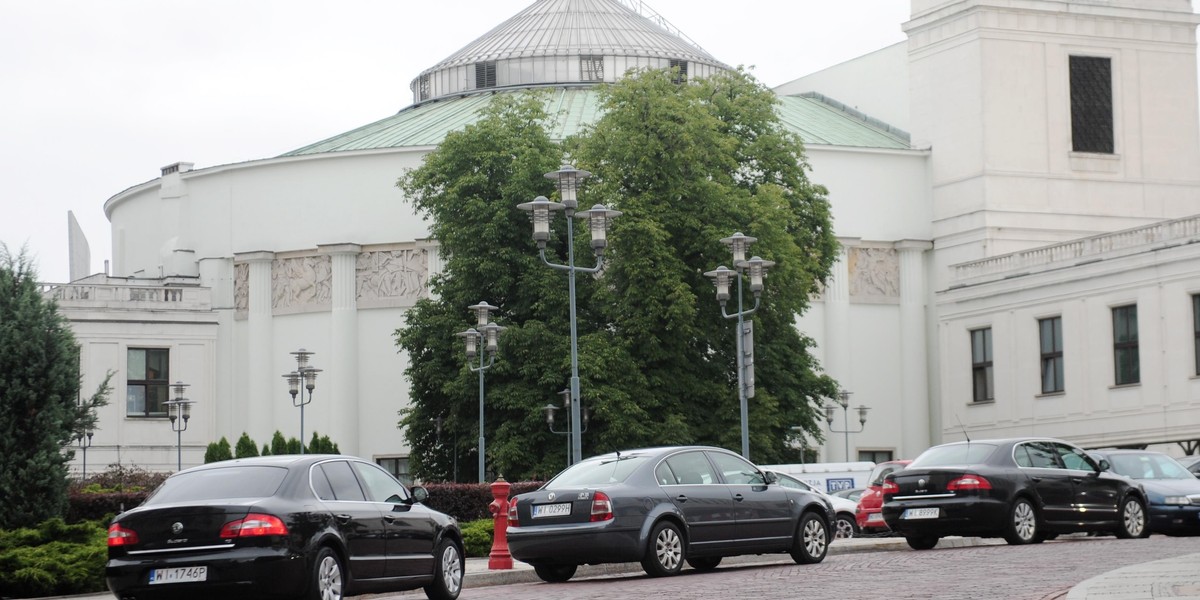 Okazuje się, że obecna, imponująca flota słiżbowych limuzyn, nie wystarcza posłom