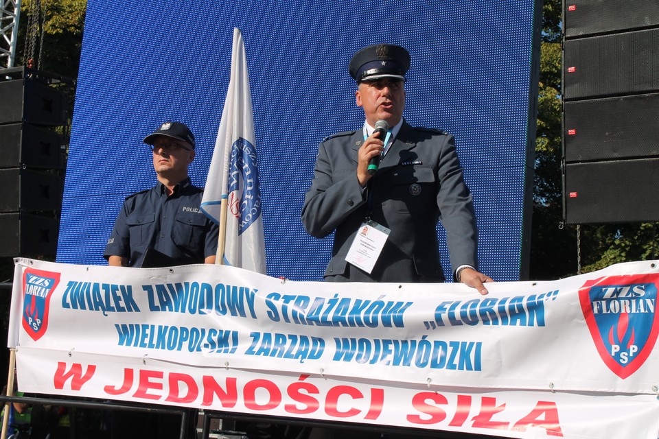 Protest związkowców przed parlamentem