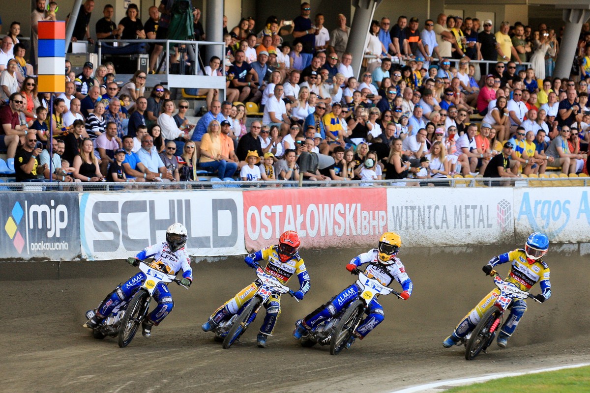 Bartosz Zmarzlik (kask czerwony) i Patrick Hansen (niebieski) z Moje Bermudy Stali Gorzów oraz Piotr Pawlicki (żółty) i Janusz Kołodziej (biały) z Fogo Unii Leszno podczas meczu żużlowej Ekstraligi
