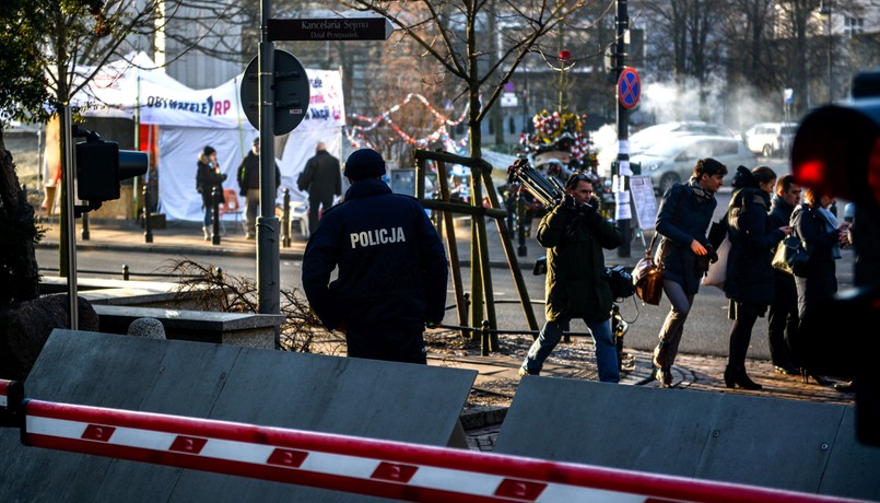 Teren wokół Sejmu. Nadal trwa protest przed Sejmem związany z kryzysem parlamentarnym w Polsce.