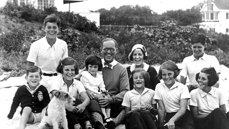 Rodzina Kennedych w  1931 r. Rosemary siedzi pierwsza od prawej strony
