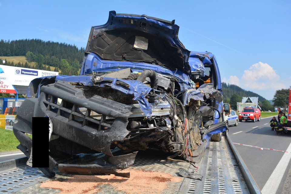 Wypadek na zakopiance. Autokar z dziećmi zderzył się z autem osobowym