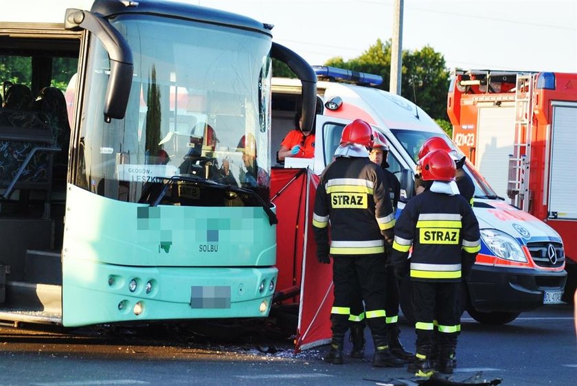 Motocyklista zginął pod autobusem