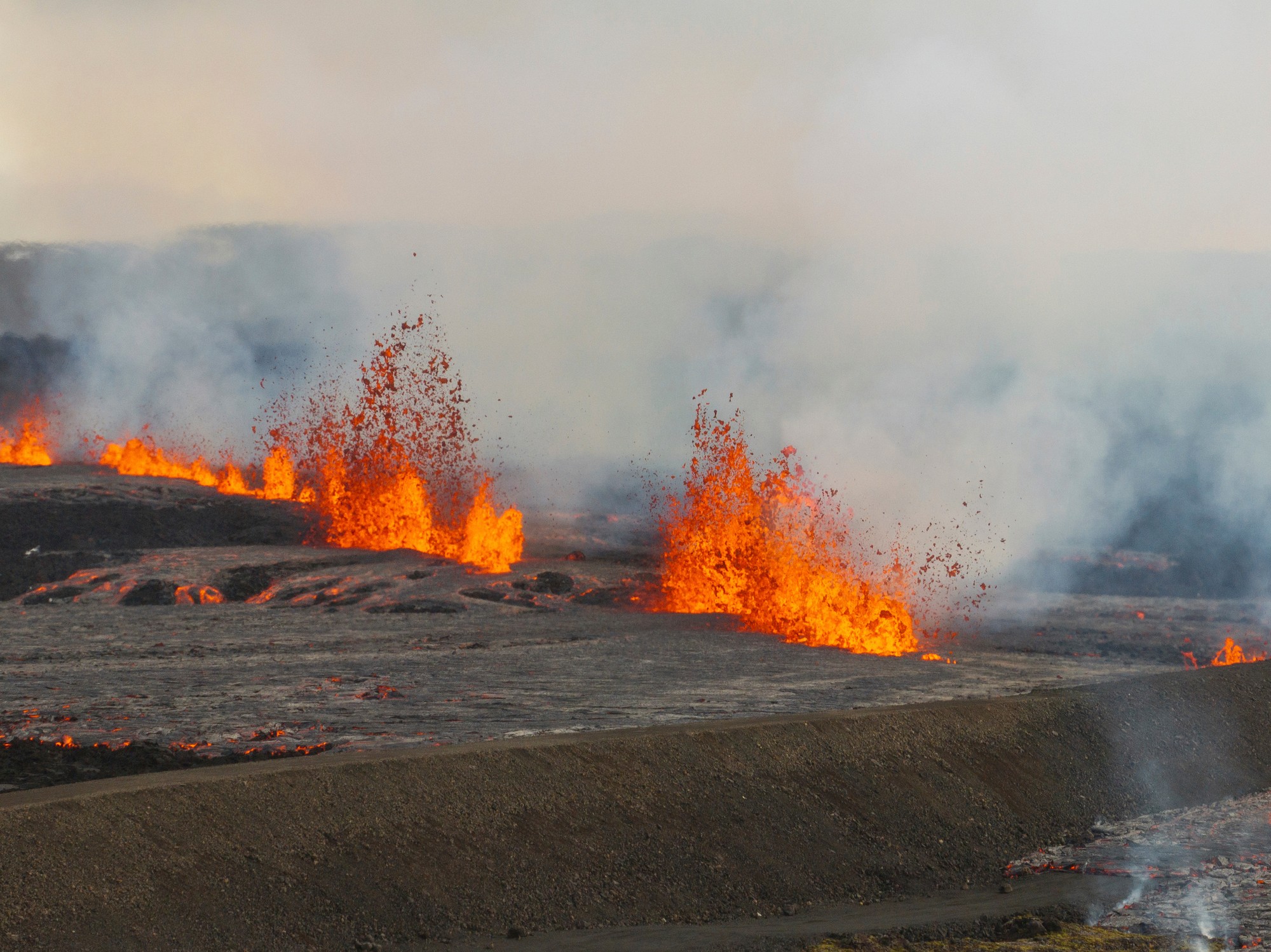 V blízkosti obce Grindavíku na Islande došlo 1. apríla 2025 k erupcii sopky. 