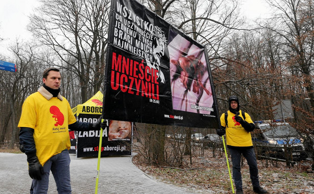 Podczas pogrzebu prof. Dębskiego protestowali przedstawiciele Fundacji Pro - Prawo do Życia. Domagali się ekskomuniki