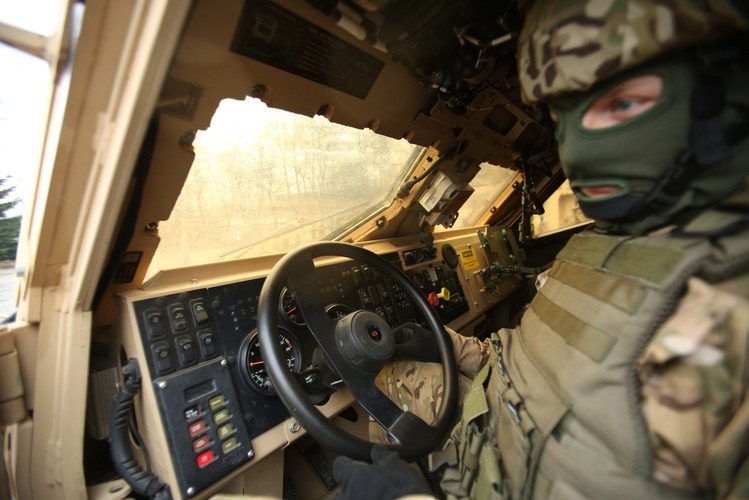 Opancerzony pojazd typu MRAP (Mine Resistant Ambush Protected) w wersji M-ATV (MRAP - All Terrain Vehicle).<br><br>(jkm) PAP/Stanisław Rozpędzik