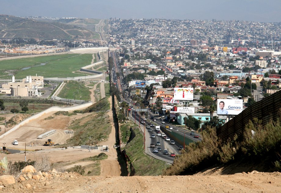 Po prawej leży Tijuana – miasto w północno-zachodnim Meksyku. Po lewej - San Diego w Kalifornii