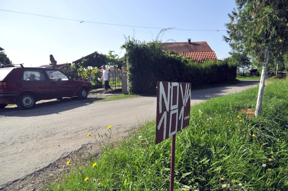 Sačekuša ispred porodične kuće