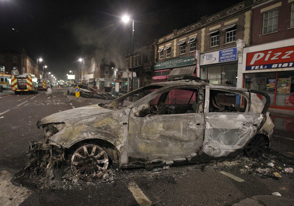 Spalone auto w wyniku zamieszek, fot. Reuters