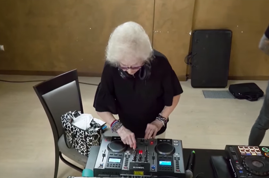 Diskotéku rozprúdila najstaršia DJ-ka v Európe.