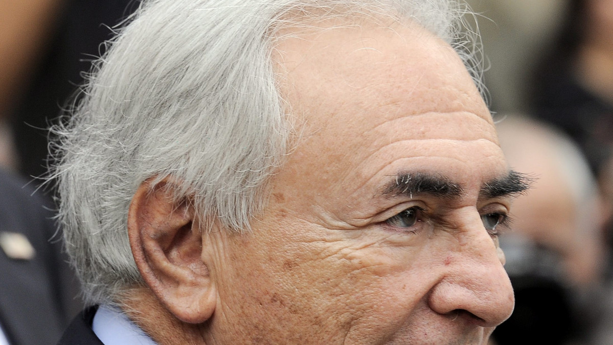 Były szef MFW Dominique Strauss-Kahn ma wciąż szanse uniknąć długiego procesu i surowej kary, jeśli zmieni strategię obrony, przyznając się do niektórych stawianych mu przez prokuraturę zarzutów - twierdzą cytowani przez francuskie media prawnicy.