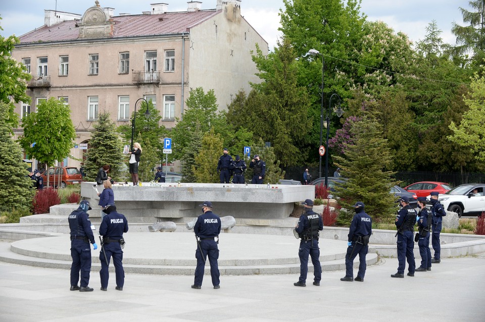 Po zakończeniu ceremonii pogrzebowej część żałobników przeszła pod piaseczyński urząd miejski, by zapalić znicze i zaprotestować przeciwko bierności policji