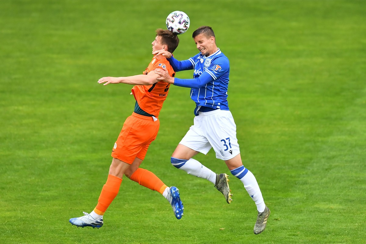 Zawodnik KGHM Zagłębia Lubin Bartosz Białek (L) i Lubomir Satka (P) z Lecha Poznań podczas meczu 28. kolejki piłkarskiej Ekstraklasy w Lubinie