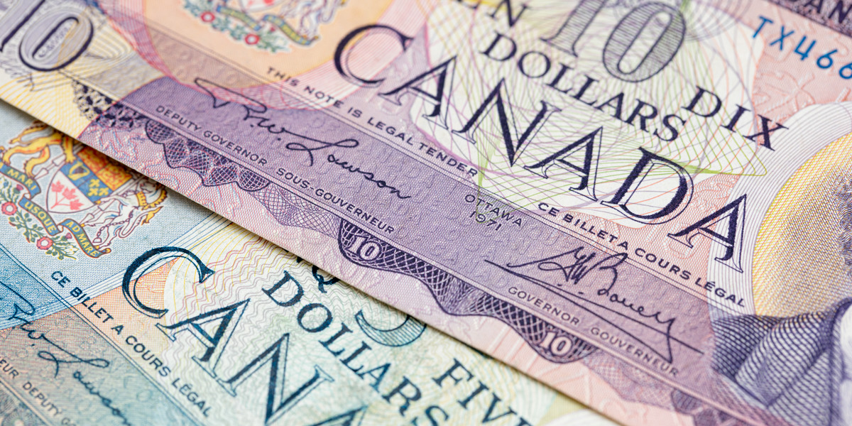 Dolar kanadyjski (CAD) należy do grona najważniejszych walut świata. Na rynku Forex znajduje się na 6. miejscu pod względem najczęściej handlowanych środków płatniczych. CAD stanowi około 2% wszystkich światowych rezerw i należy do 5 najczęściej utrzymywanych walut rezerwowych na świecie (wyprzedzają ją: dolar amerykański, euro, jeny i funty szterlingi)