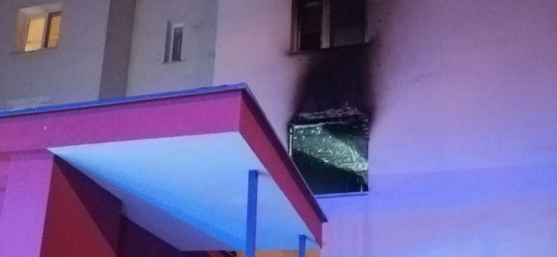 Stalowa Wola. Ofiara śmiertelna po pożarze w mieszkaniu. Ewakuowano 25 osób, w tym dzieci