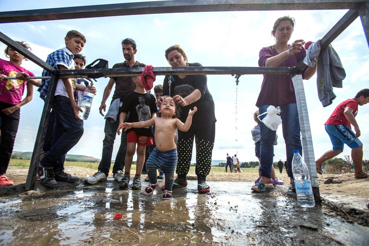 Koszmar uchodźców. Tysiące imigrantów kontra policja na granicy grecko-macedońskiej