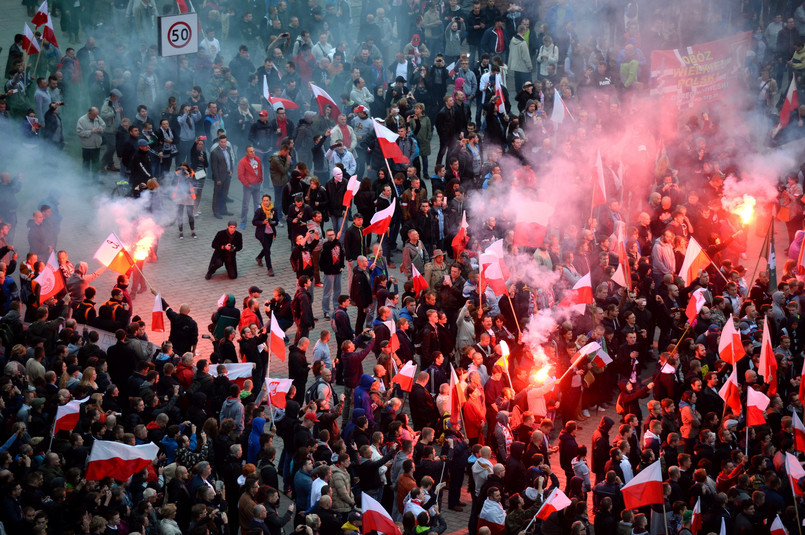 Największa manifestacja tych pierwszych, odbyła się w Warszawie. Ulicami miasta przeszło około 5000 sympatyków Ruchu Narodowego, partii KORWiN i środowisk związanych z kibicami piłkarskimi. W stolicy zorganizowano też wiec zwolenników przyjmowania przez Polskę uchodźców. Przed pomnikiem Kopernika przy Krakowskim Przedmieściu zebrało się około 1500 osób. Stołeczna policja informuje, że było spokojnie.`