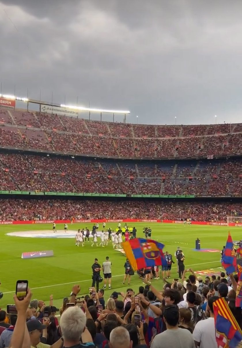 Taki widok miała Anna Lewandowska podczas debiutu męża na Camp Nou. 